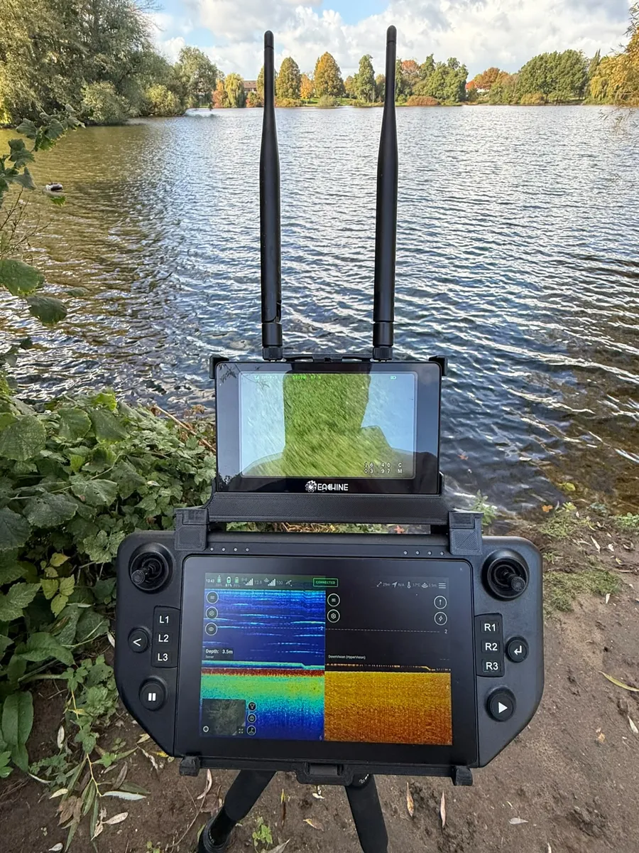 De 5 inch monitor van de Stealthcam Winchcam in de houder op de AIO-controller, aan het water